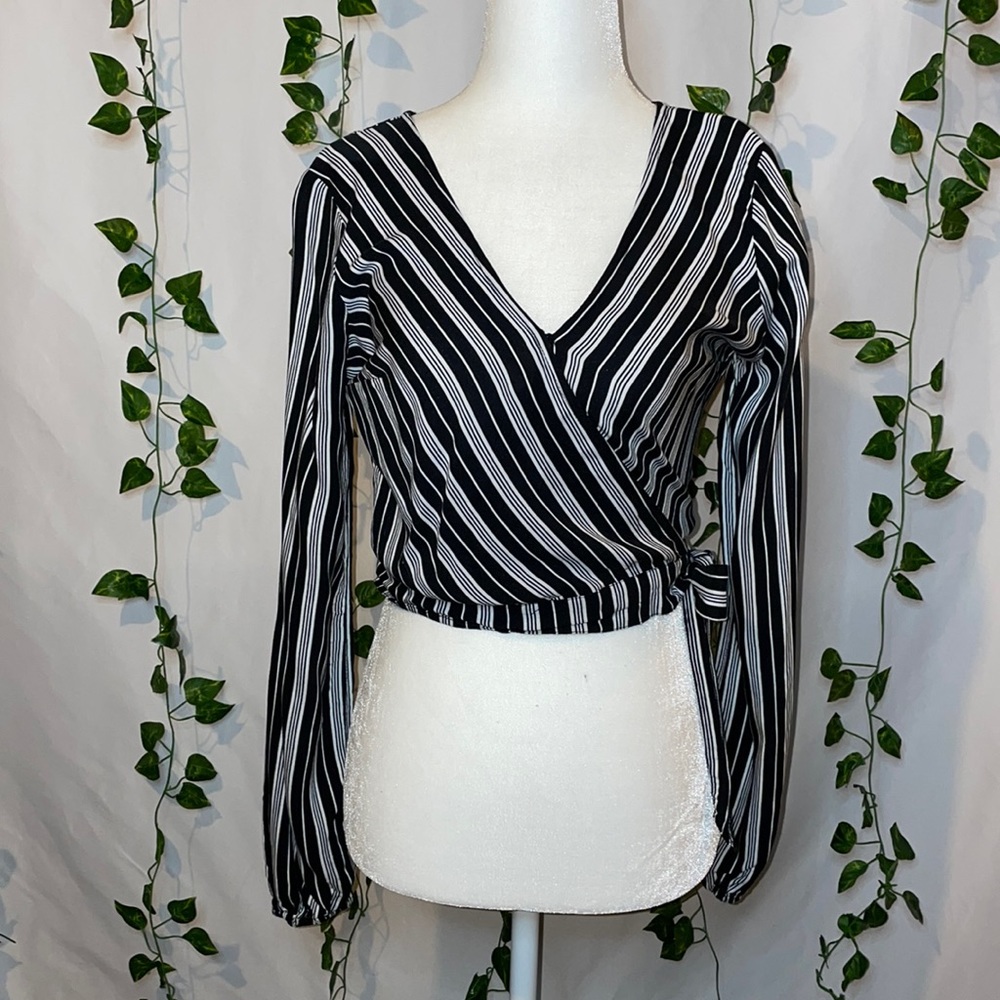 Hollister | Women's Black & White Striped Tie Crop Top | S